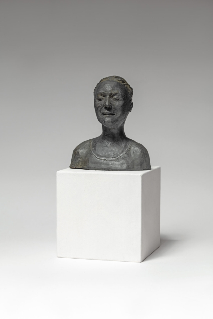 Agnès Baillon, « Buste de femme les yeux fermés », Faïence peinte et cirée, Hauteur : 11 cm