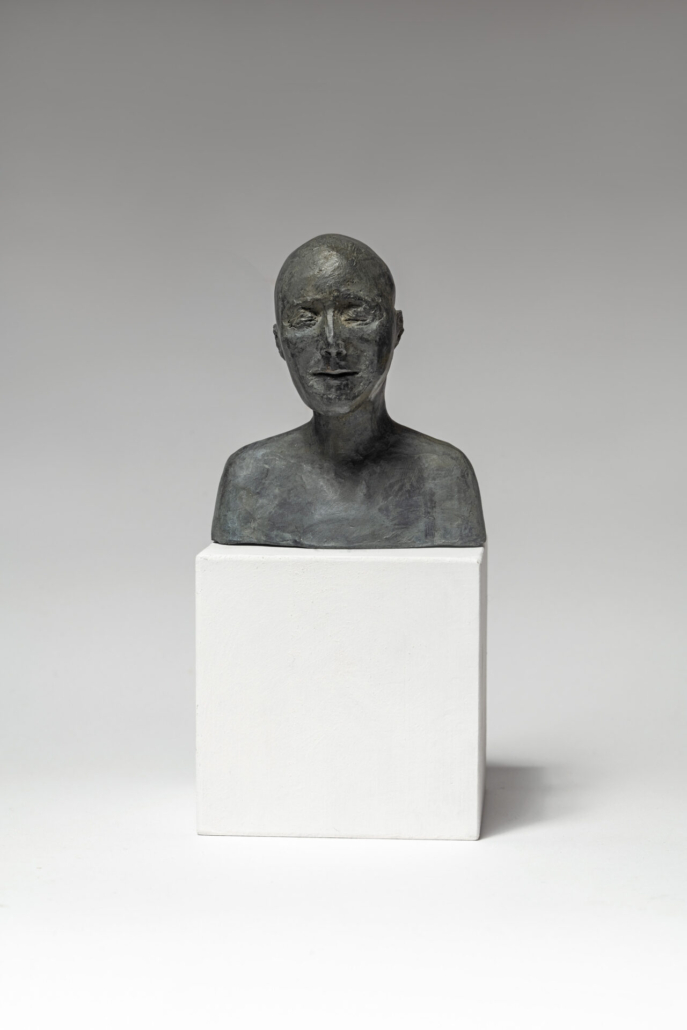 Agnès Baillon, « Buste d’homme les yeux fermés », Faïence peinte et cirée, Hauteur : 11 cm