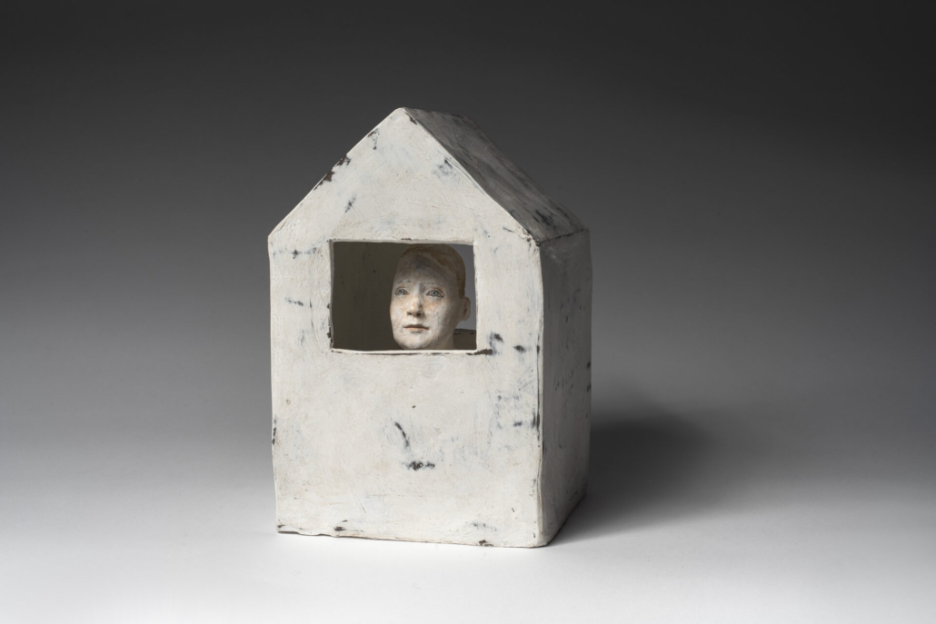 Agnès Baillon, « Cabane sous la pluie », Faïence peinte et cirée, Hauteur : 22 cm