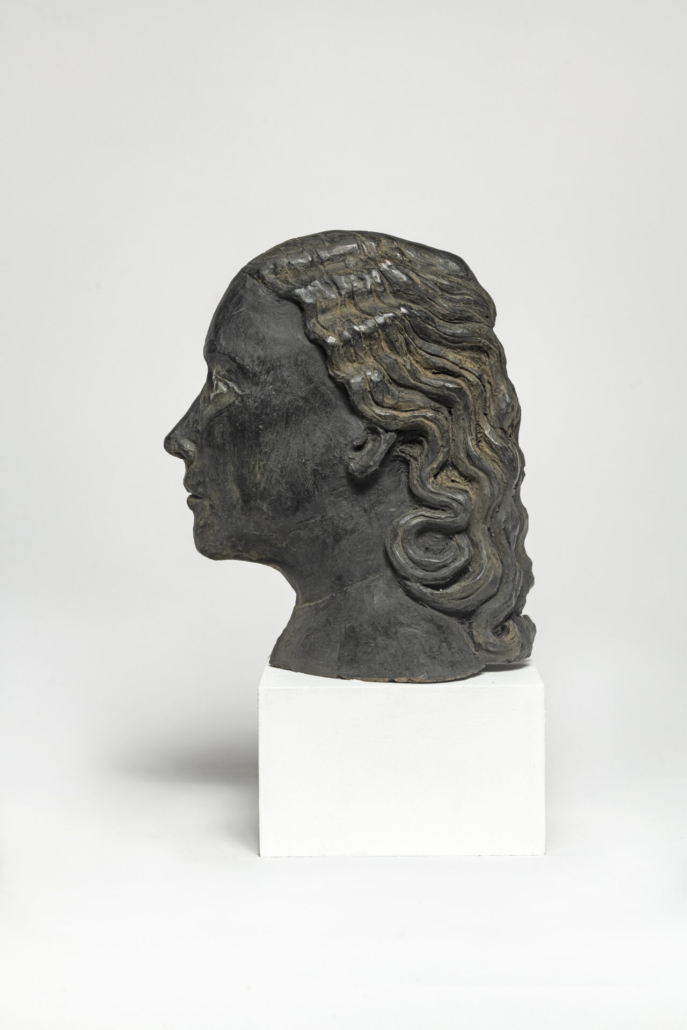 Agnès Baillon, « Profil de jeune fille, Faïence, Hauteur : 17 cm
