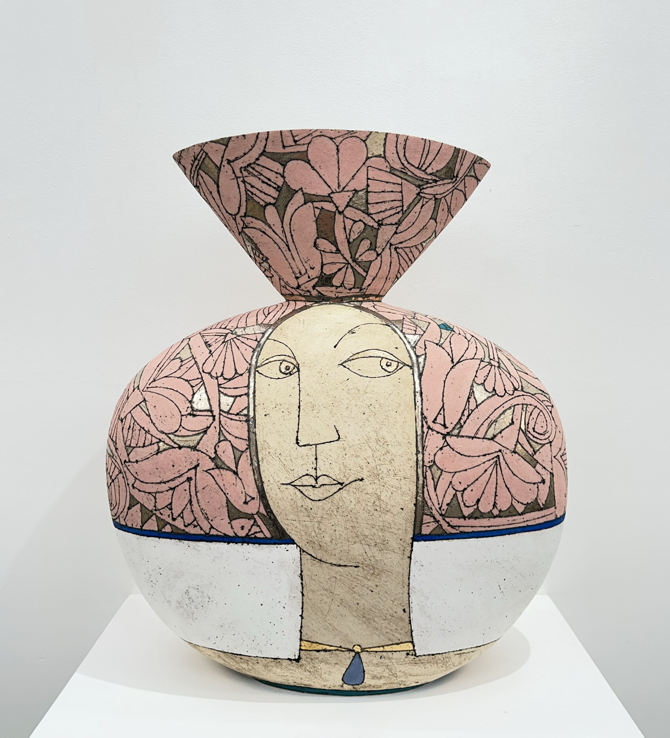 Nina Khemchyan, « La dame rose », Céramique, 65 x 50 x 19 cm