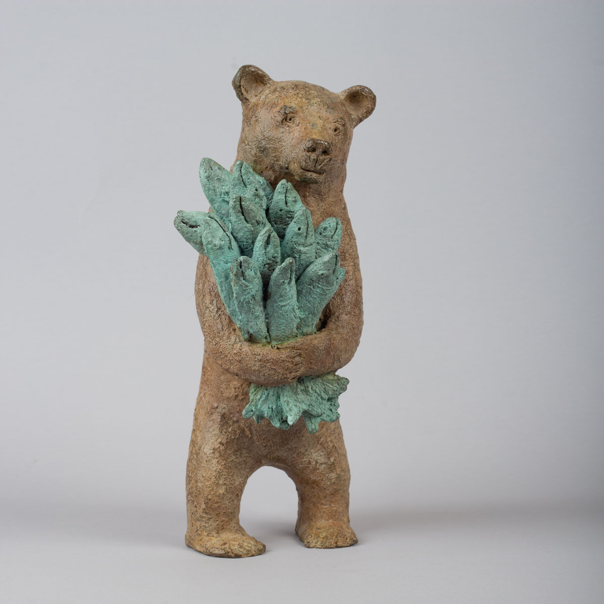 Sophie Verger, « Ours au bouquet de poissons », Bronze, 31 x 14 x 14 cm